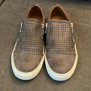 Barely worn Report sneakers!
